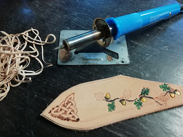 Barvení a pyrografie - první pokusy