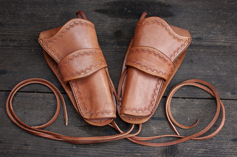 Holster Peacemaker zdobený po obvodu